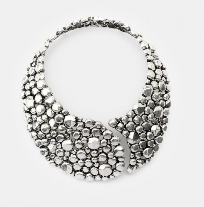 Statement! Silberne Halskette aus Kugeln von Zara. Claudia Bessler Stylist Frankfurt am Main.