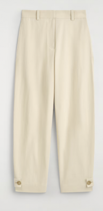 Comfort Zone! Weite Hose in hellbeige von COS. Claudia Bessler Stylist Frankfurt am Main